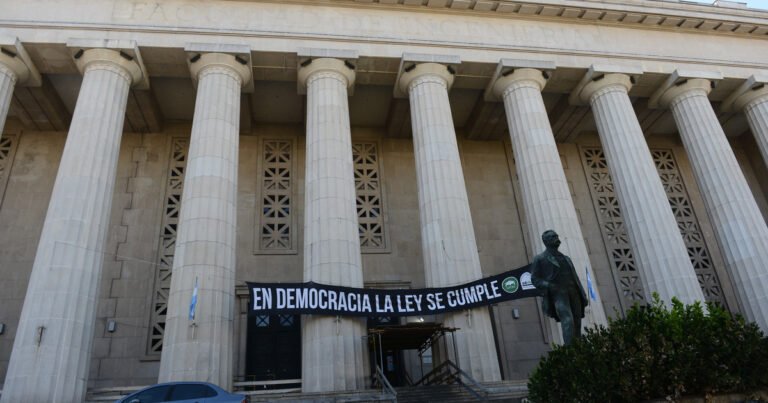 Los docentes universitarios realizan un paro de 72 horas por el cumplimiento de la Ley de Financiamiento Universitario