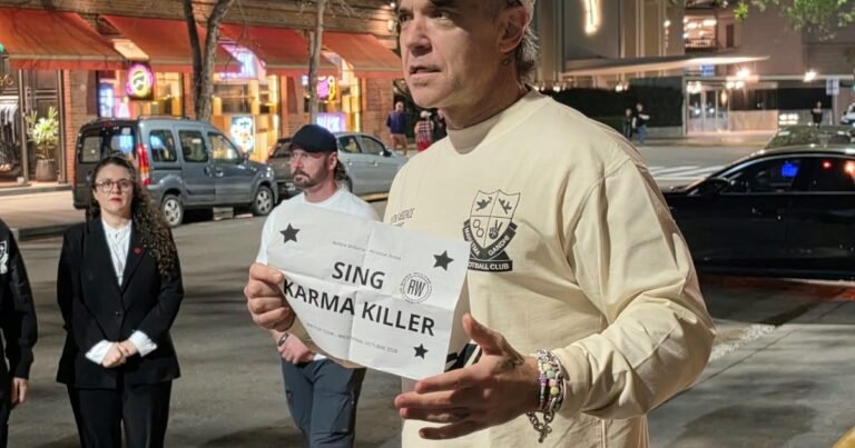 Tras su llegada al país, Robbie Williams sorprendió a sus fans: les hizo un mini unplugged exclusivo en la puerta del hotel