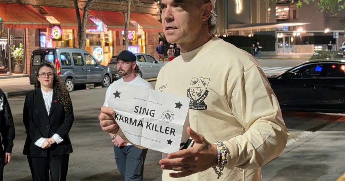 Tras su llegada al país, Robbie Williams sorprendió a sus fans: les hizo un mini unplugged exclusivo en la puerta del hotel