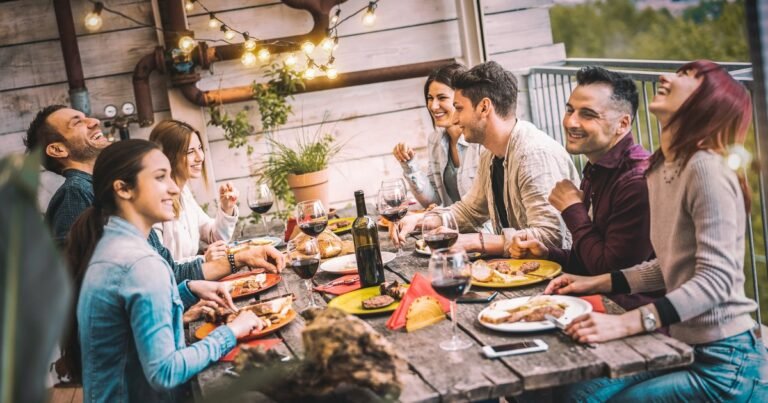 La psicología dice que querer cancelar una cena o un encuentro y terminar preguntándonos por qué casi no fuimos tiene una explicación: el cerebro puede imaginar que las conversaciones serán aburridas y equivocarse