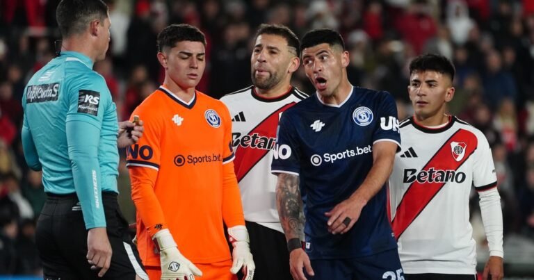 "No quiero que nos dirija más, es un bandido": Daniel Vila, furioso con Nicolás Ramírez, tras la caída de Independiente Rivadavia ante River