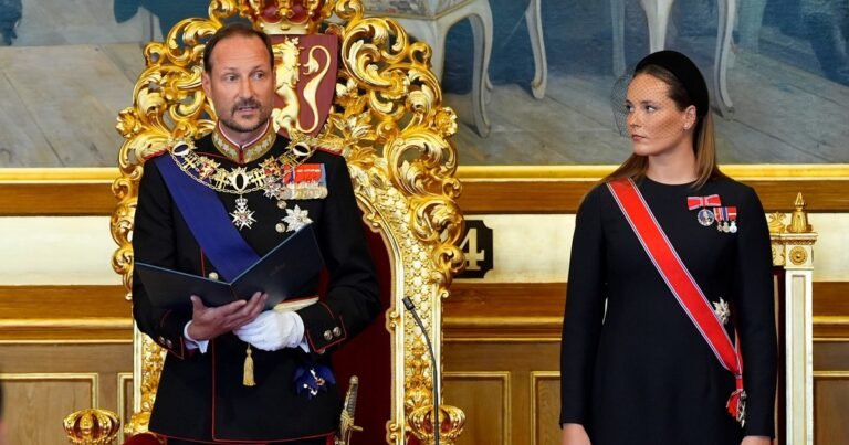 Haakon VIII juró como rey de Noruega sin la presencia de la reina, hospitalizada por complicaciones con su trasplante de pulmón