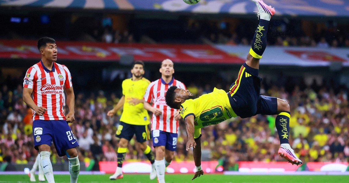 "De otro planeta": el espectacular gol de chilena del Colibrí Borja que amargó a Gabriel Milito en el clásico América contra Chivas en México