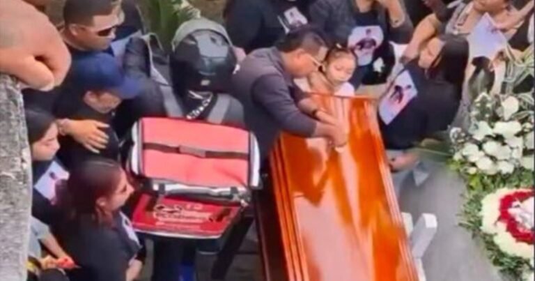 La entrega bizarra: un repartidor llevó un pedido a un entierro y sucedió algo terrible