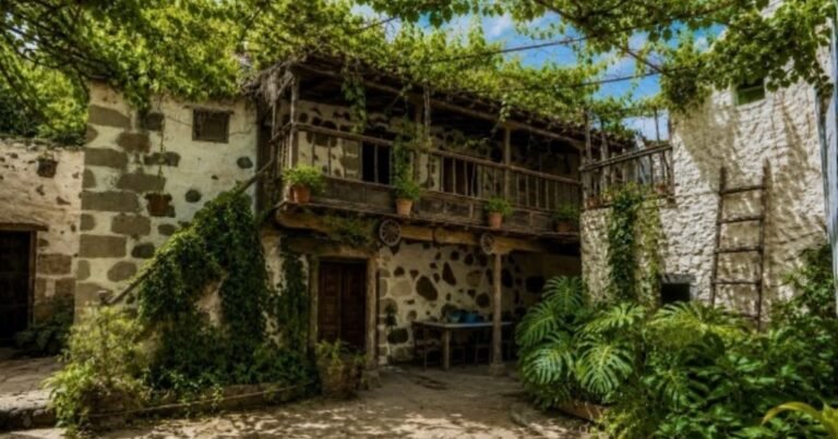 Tres jóvenes canarios reforman la casa de 200 años de sus abuelos tras 25 de años de abandono: “Volver a descubrir la casa ha sido muy especial, ha sido una forma de conectar con nuestras raíces y la historia de la familia, que en gran parte desconocíamos”