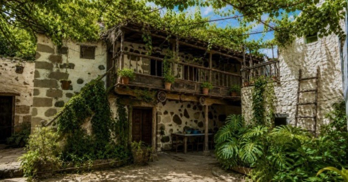 Tres jóvenes canarios reforman la casa de 200 años de sus abuelos tras 25 de años de abandono: “Volver a descubrir la casa ha sido muy especial, ha sido una forma de conectar con nuestras raíces y la historia de la familia, que en gran parte desconocíamos”