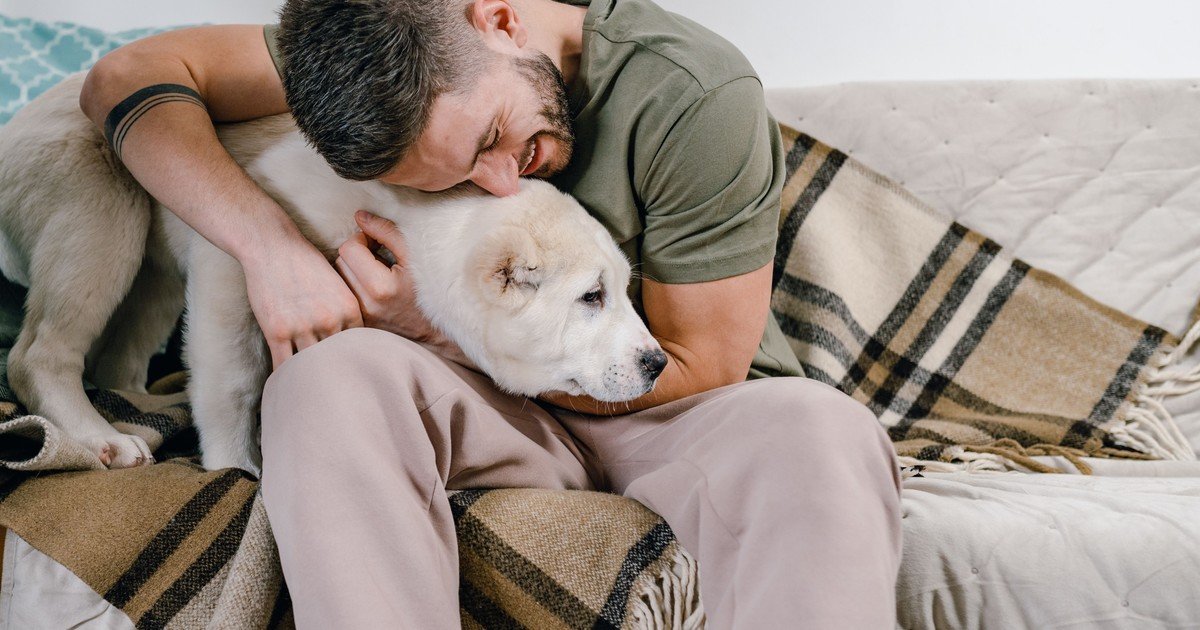La psicología dice que las personas que hablan con sus mascotas con frases completas durante todo el día no son solitarias ni extrañas; el animal les brinda algo que los humanos, con el tiempo, dejan de proporcionar: atención sin juicios