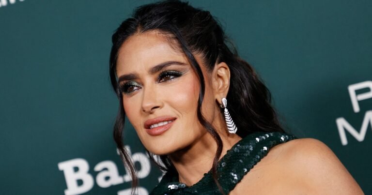 Salma Hayek, actriz de 60 años, sobre la vejez: "Si paralizas tu rostro a los 20 y 30 años, no estás ejercitando los músculos que le dan fuerza. Mi consejo es: ríe, llora, mueve tu rostro"