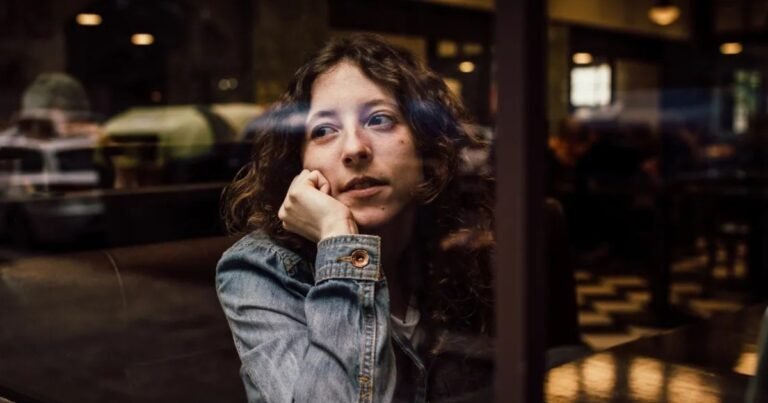 La psicología dice que las personas silenciosamente infelices hablan siguiendo un patrón reconocible: "al menos", "podría ser peor", "no me puedo quejar", y cada frase cumple la misma función: pone fin al tema antes de que la conversación sea lo suficientemente sincera como para requerir algo de ellas