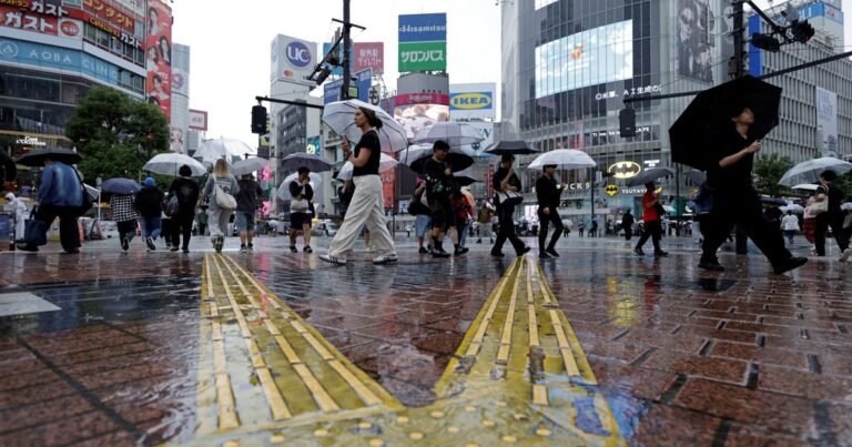 El tifón Dujuan avanza en Japón con vientos de 180 km/h y obligó a anticipar el cierre de la mayor feria de videojuegos de Asia