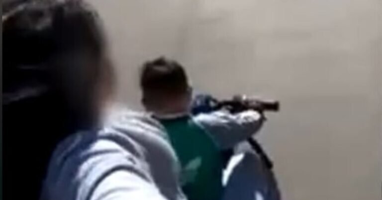 Polémico video: un nene manejó una moto mientras su madre lo filmaba sentada en el asiento trasero