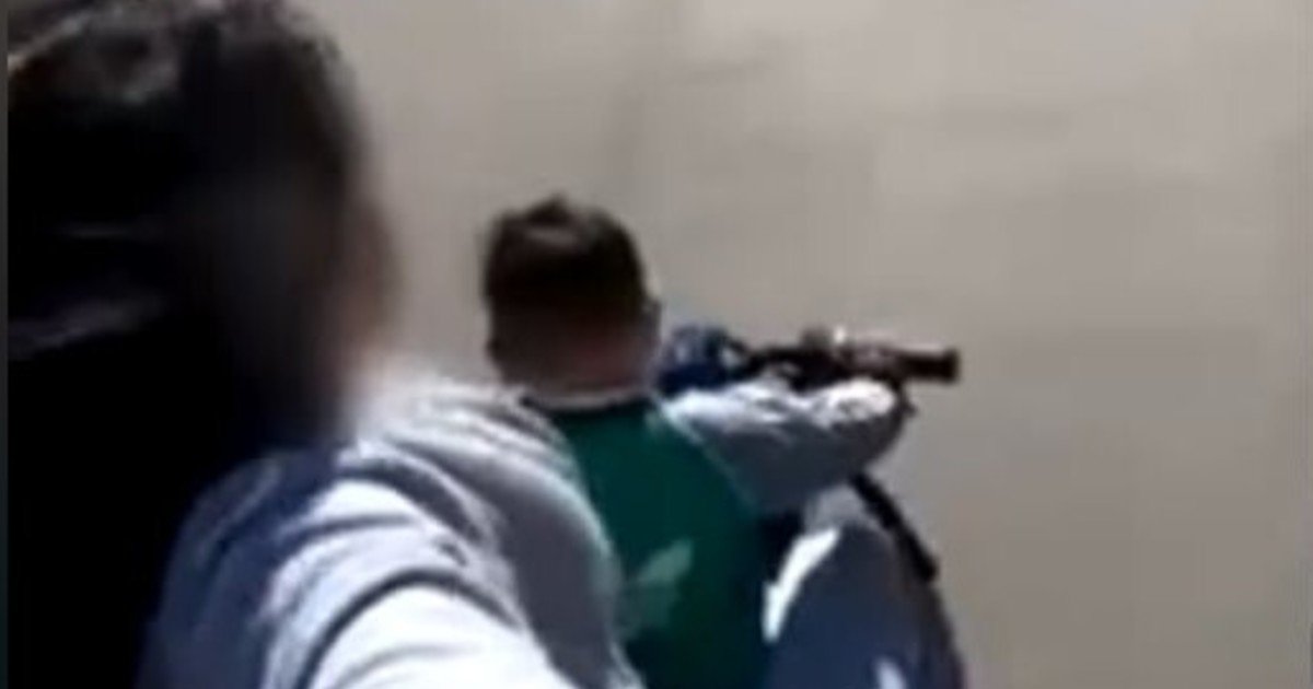 Polémico video: un nene manejó una moto mientras su madre lo filmaba sentada en el asiento trasero
