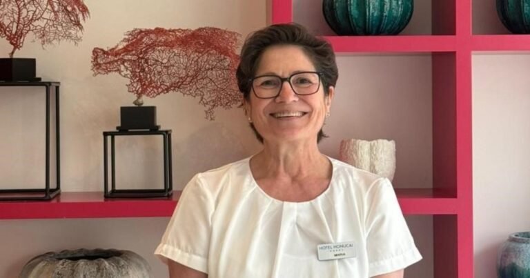 María Adrover, 65 años, cuidó de su marido con cáncer y alzheimer mientras trabajaba en un hotel: “Cada día recibía una mirada suya, un beso o una caricia, con eso sacas fuerzas”