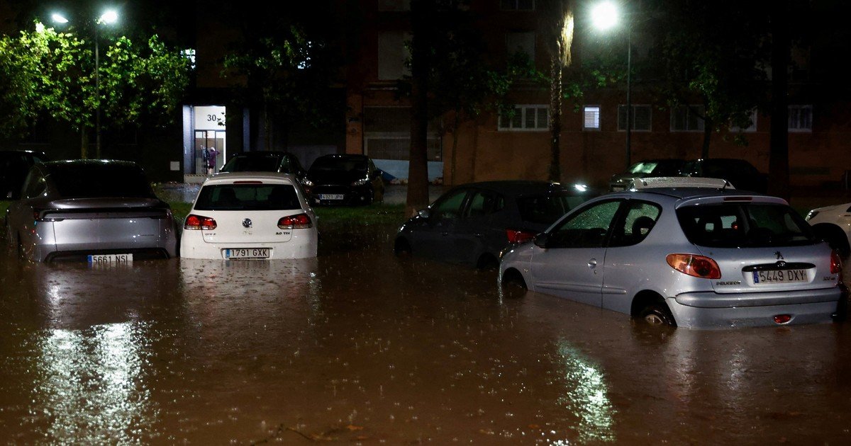 Alerta en Valencia por fuertes inundaciones: cierran el aeropuerto y suspenden clases y partidos de fútbol