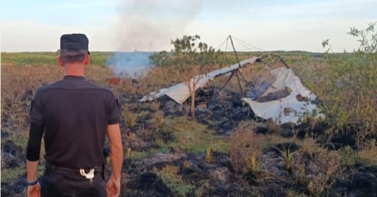 Volaba por primera vez en un ala delta motorizada y murió tras chocar con unos cables