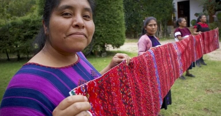 Artesanas de Chiapas registran 208 diseños ancestrales para evitar que las grandes marcas los copien