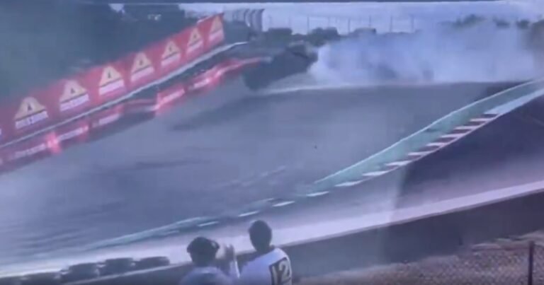 Espeluznante choque en la previa de la IndyCar: un Porsche salió despedido en una curva emblemática y terminó entre los árboles