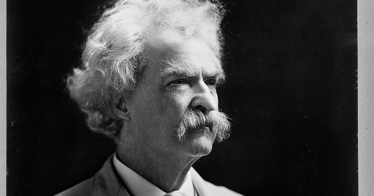 Cita del día de Mark Twain, escritor: "La vida sería más feliz si pudiéramos nacer a los 80 años e ir acercándonos a los 18"