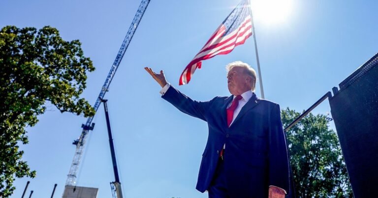Trump explica por qué está construyendo monumentos en su nombre: "Nadie lo hará una vez me vaya"