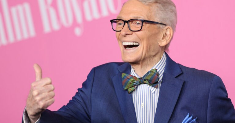 Murió a los 87 años Bob Mackie, el reconocido diseñador de Hollywood: vistió a Cher, Tina Turner,  Barbra Streisand y Liza Minnelli