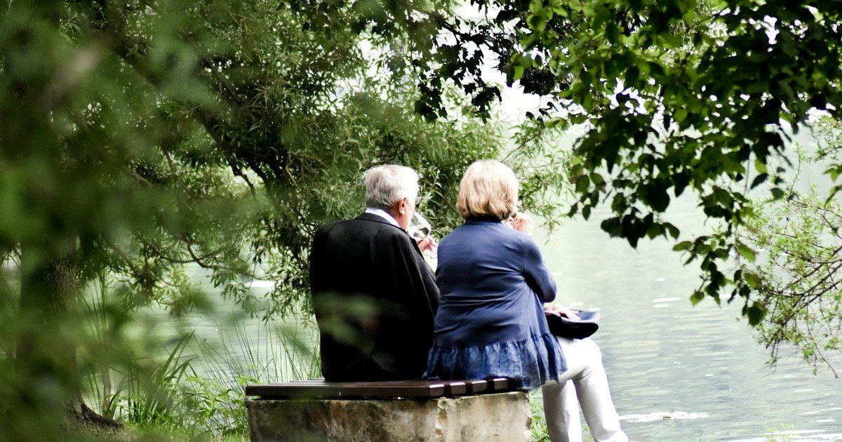 La psicología dice que los jubilados tranquilos que parecen haberse retirado del mundo a menudo no lo han hecho en absoluto, sino que han dejado de ir a lugares que les exigían ser una versión de sí mismos que nunca eligieron realmente
