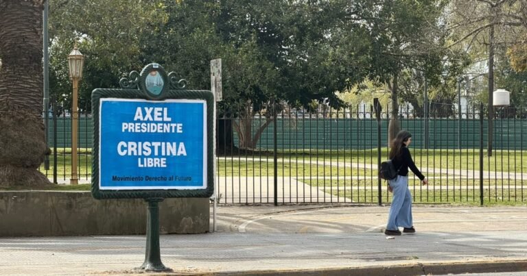 Un día antes de su acto, aparecieron carteles con la leyenda "Axel Presidente, Cristina Libre" en la Ciudad: sorpresa y desmentida del gobierno de Kicillof