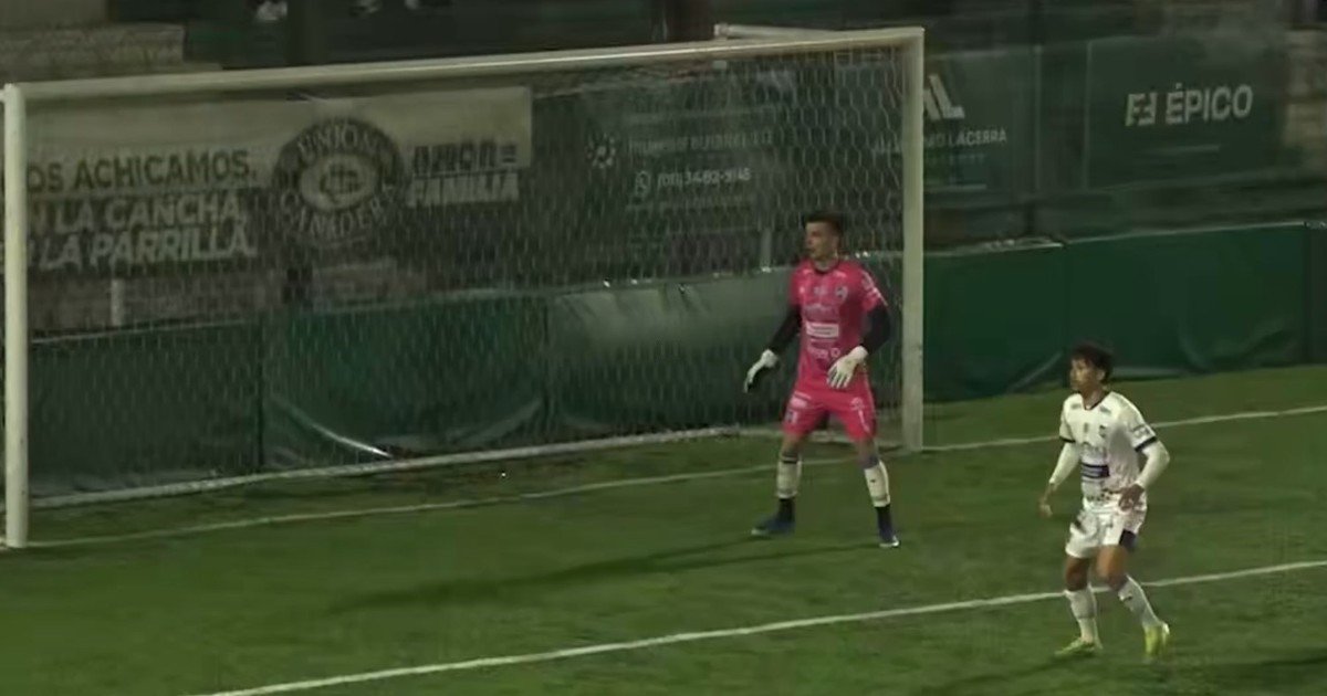 Para que lo copie Messi: el golazo olímpico de zurda y tres dedos de Excursionistas, que dará la vuelta al mundo