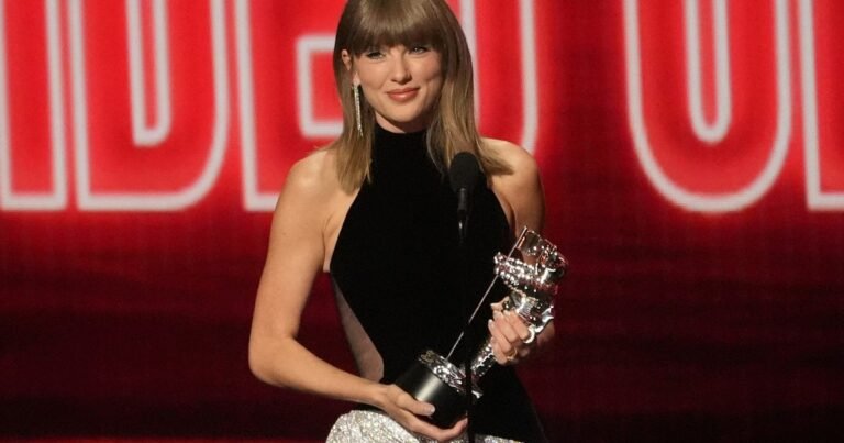 La gran noche de Taylor Swift en los VMAs: del homenaje a Dolly Parton al estreno de un videoclip con Dakota Johnson y Colin Farrell
