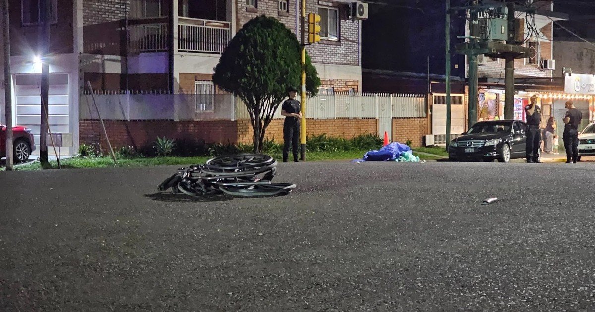 Atropelló y mató a un hombre en silla de ruedas que pedía dinero en Posadas: el conductor huyó e investigan si cruzó a Paraguay