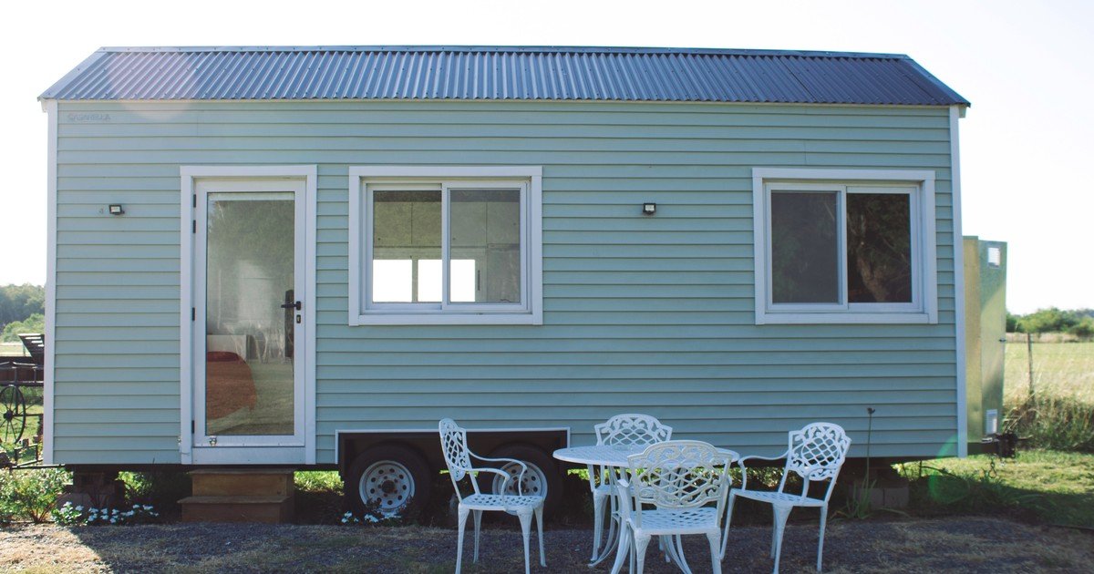 Una joven de 19 años construyó una preciosa mini casa en la propiedad de sus padres. Cada vez más jóvenes siguen su ejemplo