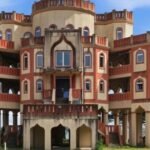 Un propietario de Mississippi pasó más de una década construyendo una casa frente al mar inspirada en el Taj Mahal; la casa sin terminar de 4.402 pies cuadrados, que se puso a la venta por 2 millones de dólares en 2016, vuelve a estar disponible por 2,5 millones de dólares