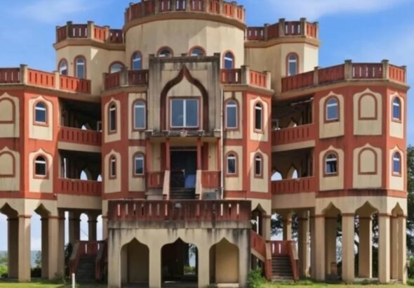 Un propietario de Mississippi pasó más de una década construyendo una casa frente al mar inspirada en el Taj Mahal; la casa sin terminar de 4.402 pies cuadrados, que se puso a la venta por 2 millones de dólares en 2016, vuelve a estar disponible por 2,5 millones de dólares