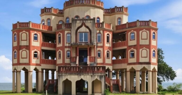 Un propietario de Mississippi pasó más de una década construyendo una casa frente al mar inspirada en el Taj Mahal; la casa sin terminar de 4.402 pies cuadrados, que se puso a la venta por 2 millones de dólares en 2016, vuelve a estar disponible por 2,5 millones de dólares