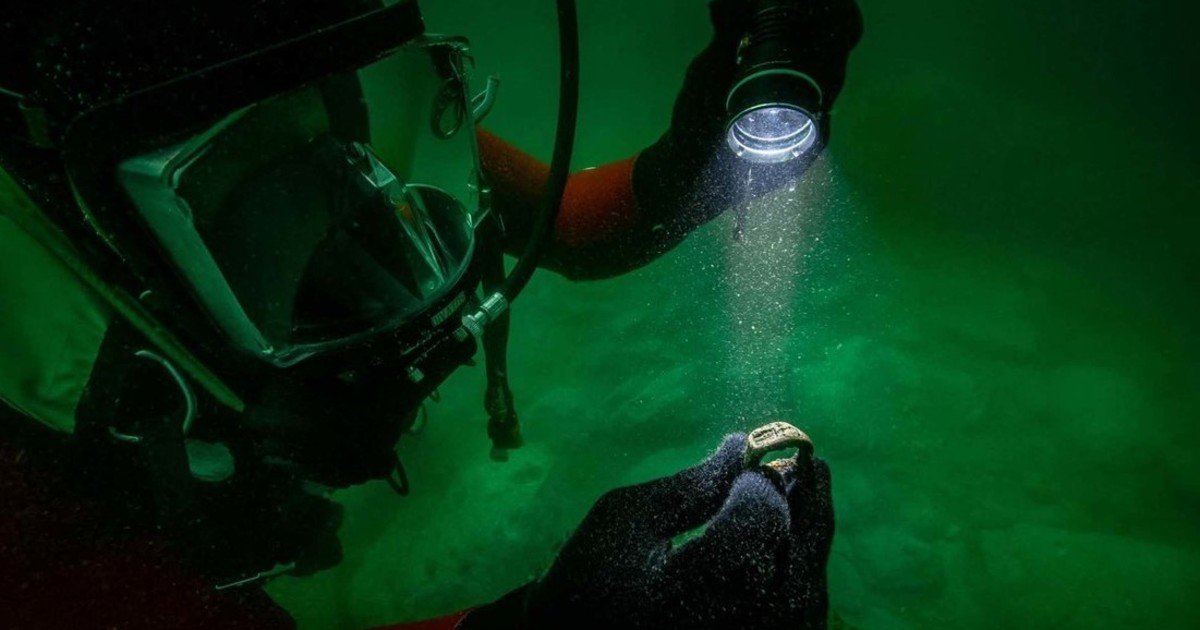 Encontraron en el mar un anillo de hace 2000 años que muestra una de las siete maravillas del mundo antiguo