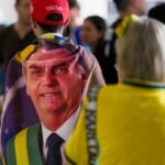 Remeras rojas y remeras amarillas: la gente vota con los colores y banderas de su candidato en las elecciones de Brasil