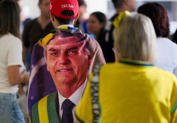 Remeras rojas y remeras amarillas: la gente vota con los colores y banderas de su candidato en las elecciones de Brasil