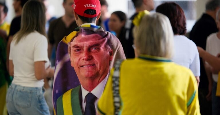 Remeras rojas y remeras amarillas: la gente vota con los colores y banderas de su candidato en las elecciones de Brasil