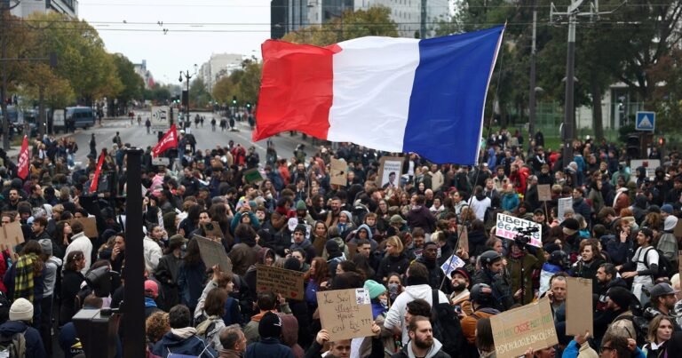 Marchas contra Macron en toda Francia: cambiaron el recorrido en París por el atentado terrorista