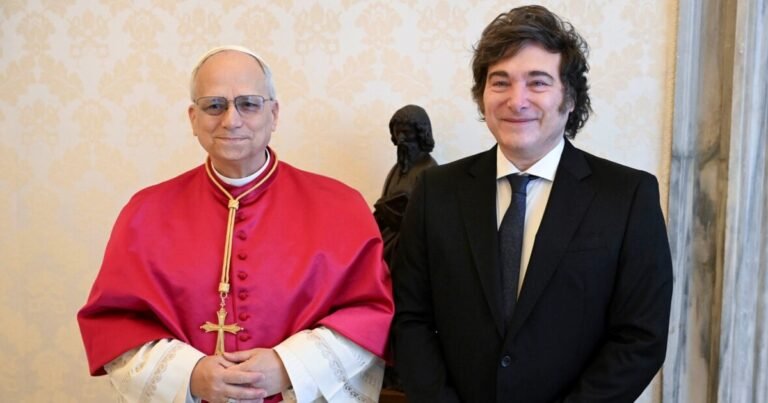 "Desde nuestro país nos unimos en oración por su salud": el mensaje de Milei al papa León XIV por su próxima operación