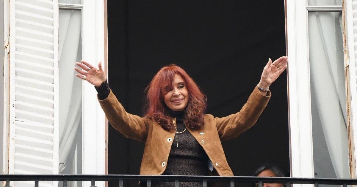 Día de la Lealtad por separado: Kicillof defendió a Cristina Kirchner y La Cámpora llenó San José 1111