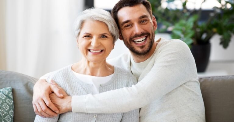 La psicología dice que los padres ancianos a quienes les resulta difícil hablar con sus hijos adultos no son malos padres: sabían cómo ser padres y nadie les enseñó cómo ser amigos de alguien a quien antes estaban a cargo