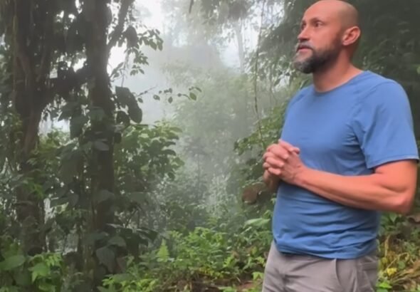 Joel vive solo en la selva desde hace tres años: "Los animales buscan paz y tranquilidad. Tenemos que aprender  mucho de ellos"