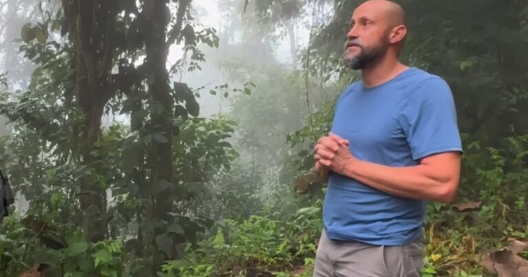 Joel vive solo en la selva desde hace tres años: "Los animales buscan paz y tranquilidad. Tenemos que aprender  mucho de ellos"