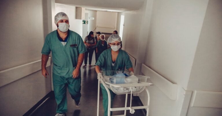 Eduard Estivill, experto en medicina del sueño, explica por qué el turno de trabajo de las enfermeras es el peor: “Es el problema del jet lag”