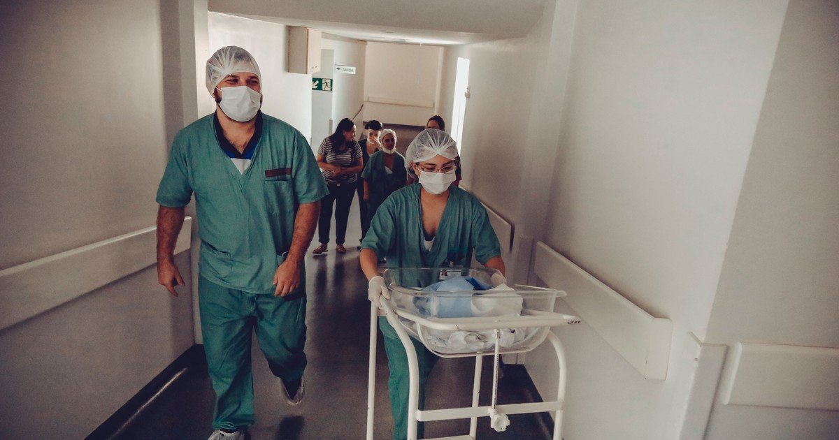 Eduard Estivill, experto en medicina del sueño, explica por qué el turno de trabajo de las enfermeras es el peor: “Es el problema del jet lag”