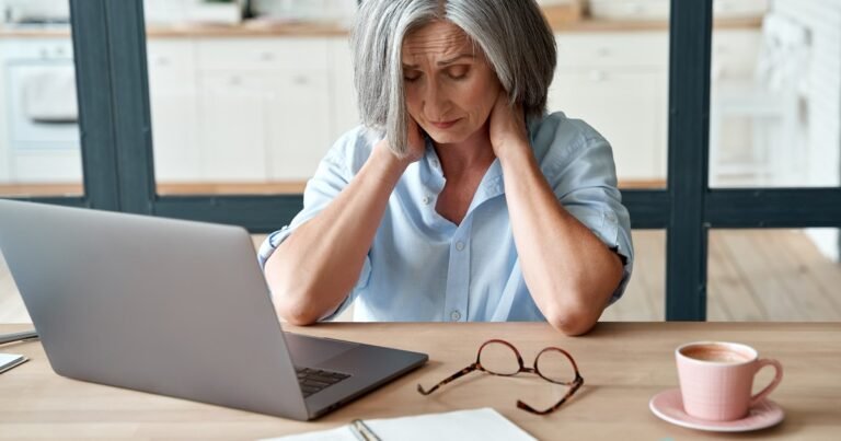 "Tengo 43 años y el otoño pasado me di cuenta de que soy yo quien tiene el número del cardiólogo de mi padre en el móvil, quien sabe qué medicamentos toma mi madre y en qué farmacia se los dispensa, a quien mi hermana le escribe cuando hay que tomar una decisión, y nadie me ha dado formalmente ese trabajo, simplemente me di cuenta un día de que lo tenía y de que nadie más iba a quitármelo"