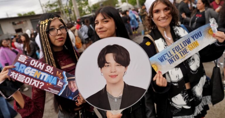 BTS y una colorida previa bajo la lluvia: la expectativa de las fanáticas al estar cerca de cumplir un sueño
