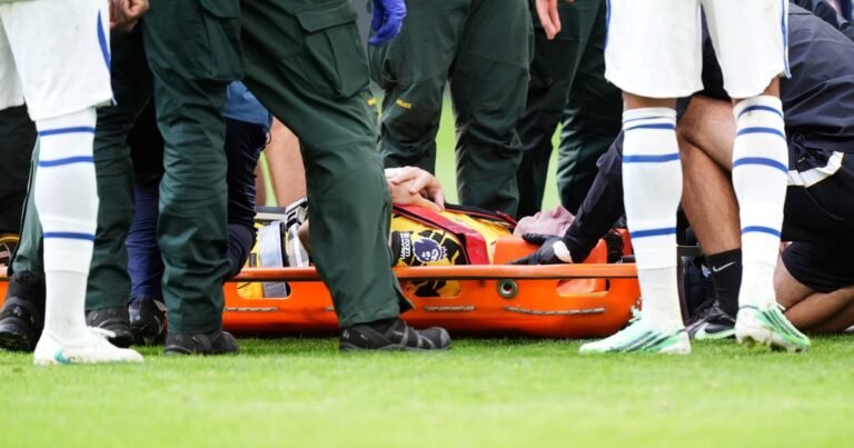Alarma con el Dibu Martínez en la Premier League: se golpeó la cabeza y tuvo que salir en camilla en el partido del Chelsea