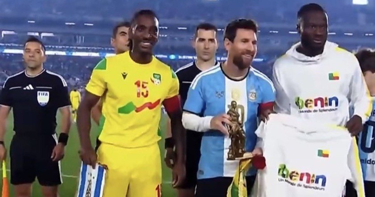 El último sorteo de capitanes de Lionel Messi en la Selección: el regalo que le dieron para Antonela Roccuzzo para "cuidar al Rey"