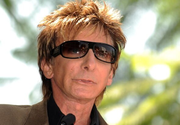 Preocupación por la salud de Barry Manilow: interrumpió un recital y volvió a cancelar sus shows
